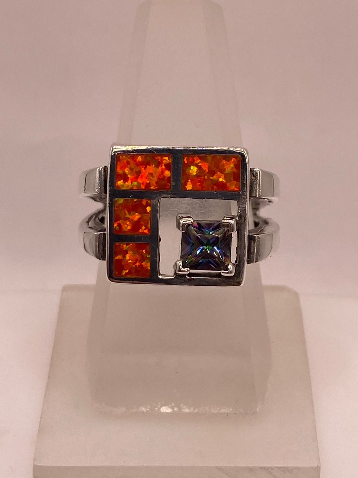 ANILLO DE PLATA .950 CON ÓPALO DE FUEGO Y ZIRCONIA MULTICOLOR DISEÑO GEOMÉTRICO