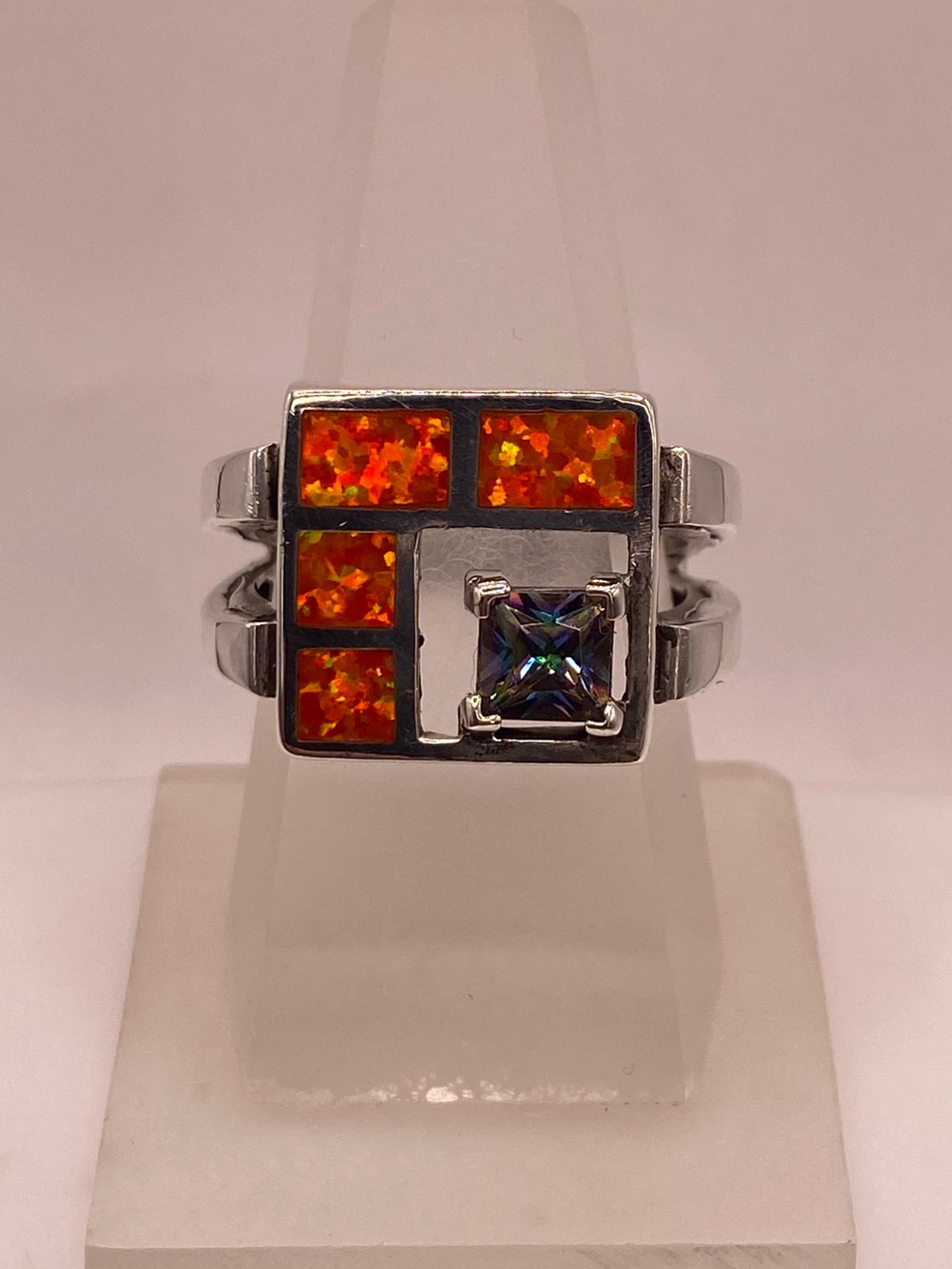 ANILLO DE PLATA .950 CON ÓPALO DE FUEGO Y ZIRCONIA MULTICOLOR DISEÑO GEOMÉTRICO, vista lateral