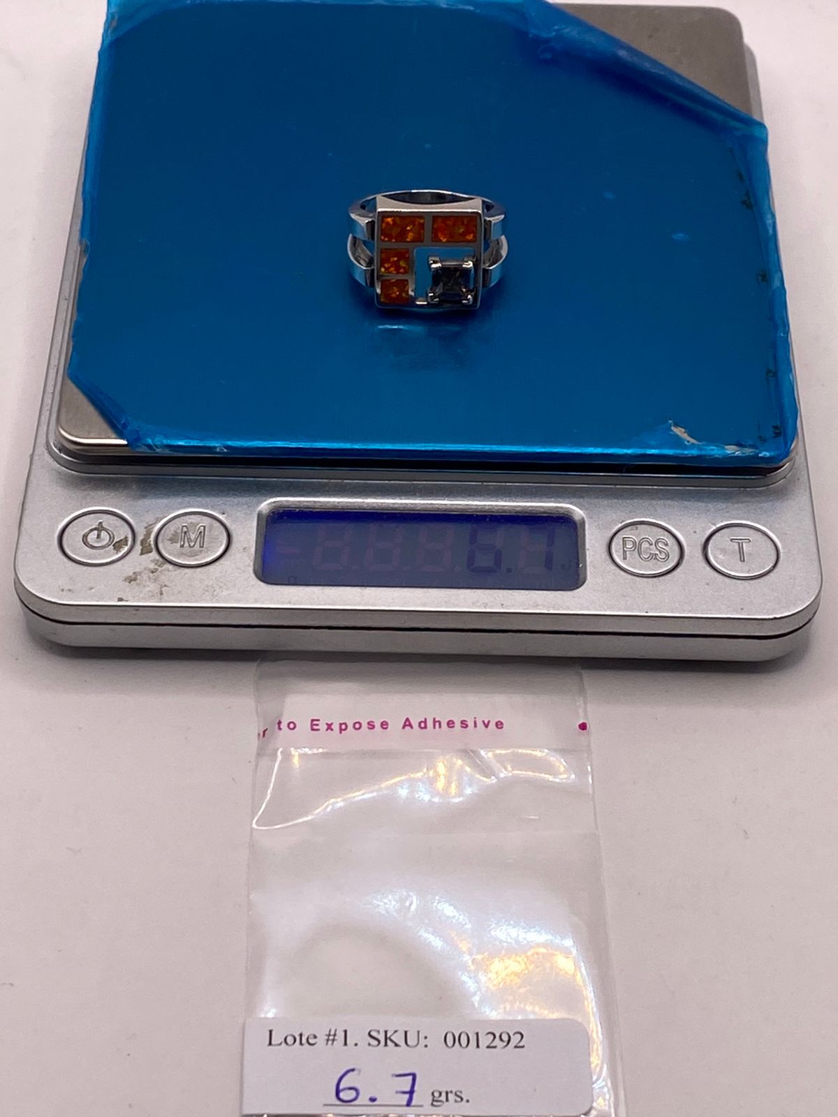 ANILLO DE PLATA .950 CON ÓPALO DE FUEGO Y ZIRCONIA MULTICOLOR DISEÑO GEOMÉTRICO, peso en gramos (báscula)
