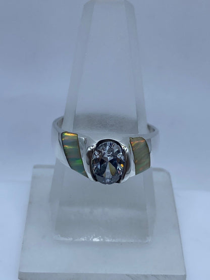 Anillo de Plata .950 con Ópalo de Fuego y Zirconia Blanca, vista de detalle