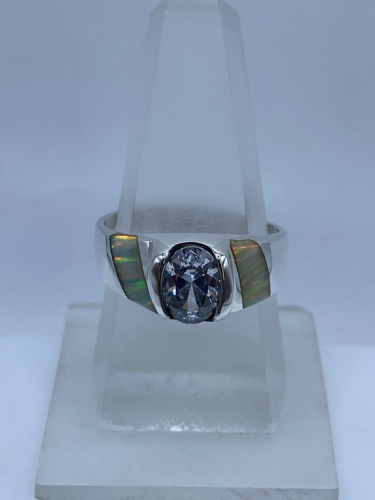 Anillo de Plata .950 con Ópalo de Fuego y Zirconia Blanca — ángulo diagonal