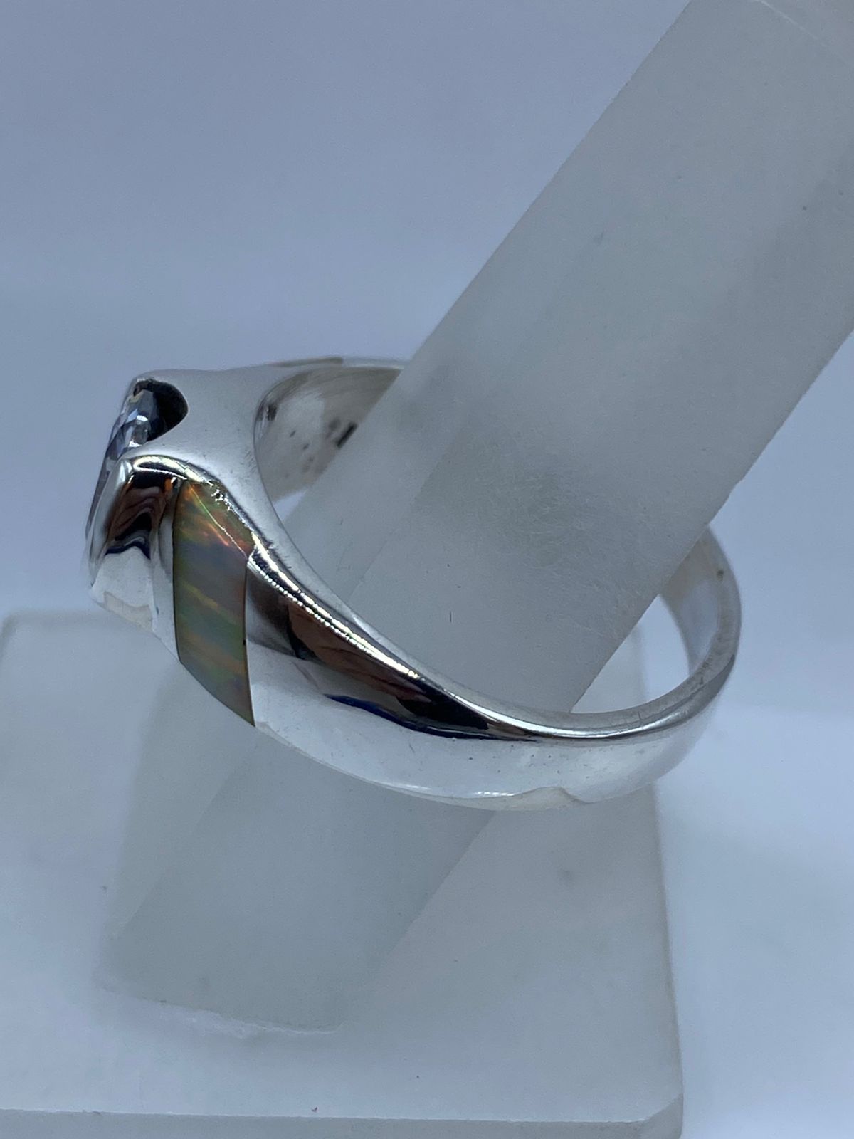 Anillo de Plata .950 con Ópalo de Fuego y Zirconia Blanca, vista lateral