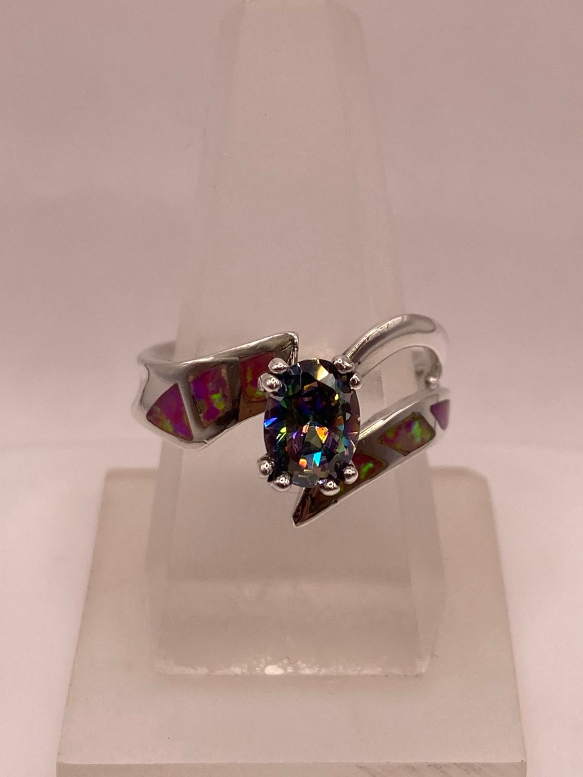 Anillo de Plata .950 con Ópalo de Fuego y Zirconia Multicolor Diseño Elegante, vista lateral