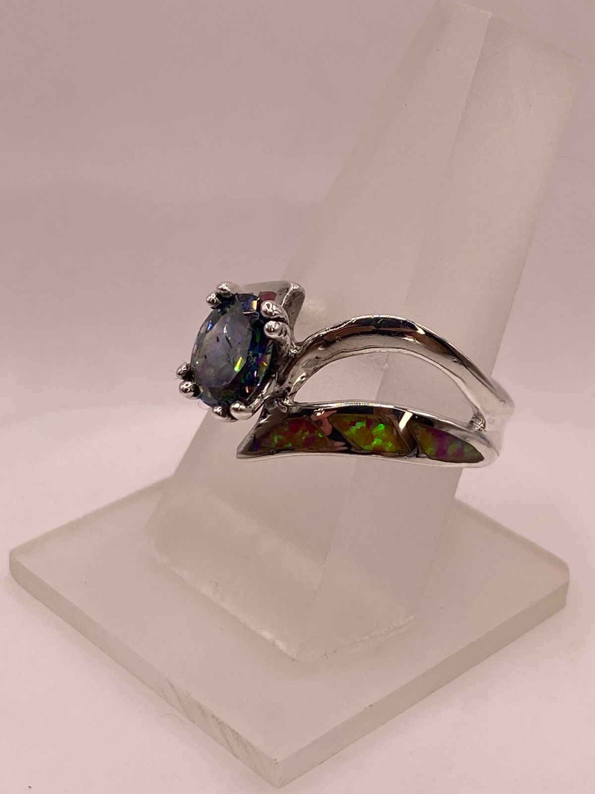 Anillo de Plata .950 con Ópalo de Fuego y Zirconia Multicolor Diseño Elegante, vista frontal