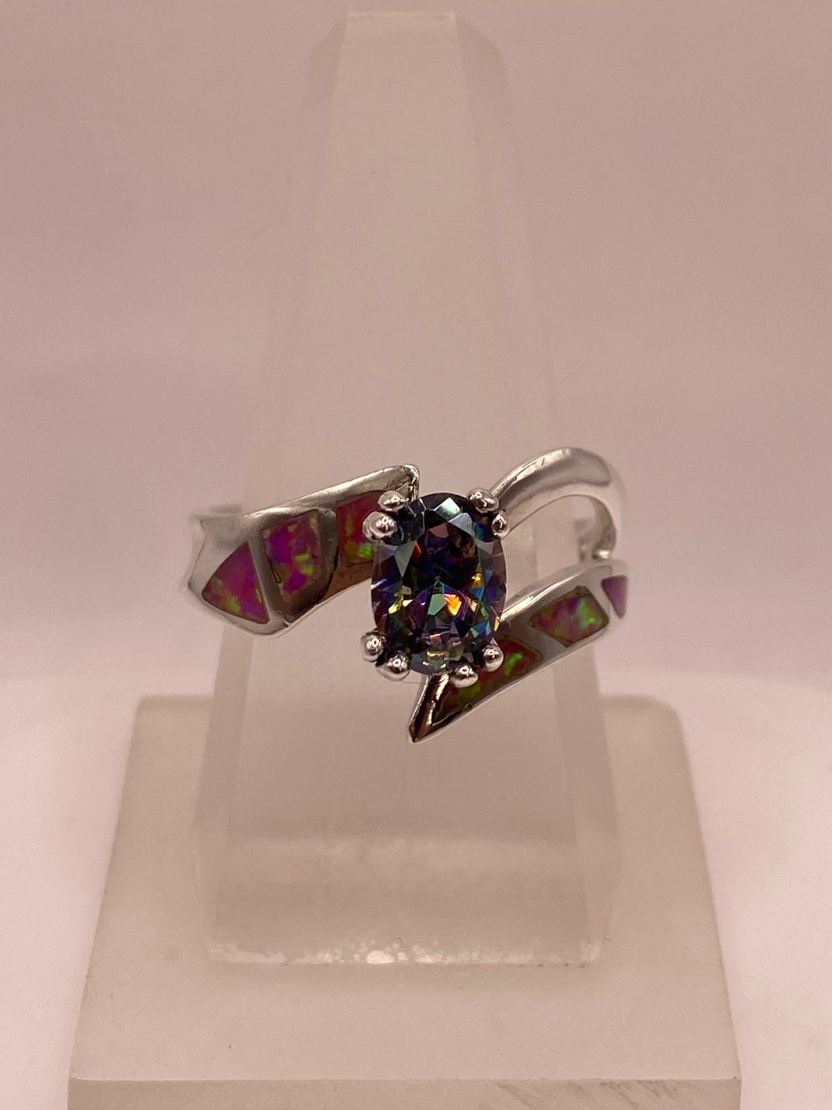 Anillo de Plata .950 con Ópalo de Fuego y Zirconia Multicolor Diseño Elegante en báscula mostrando peso