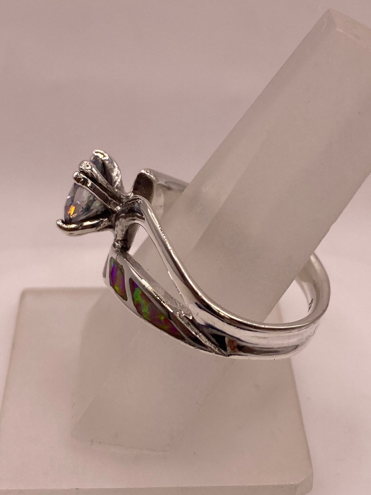 Anillo de Plata .950 con Ópalo de Fuego y Zirconia Multicolor Diseño Elegante, vista de detalle
