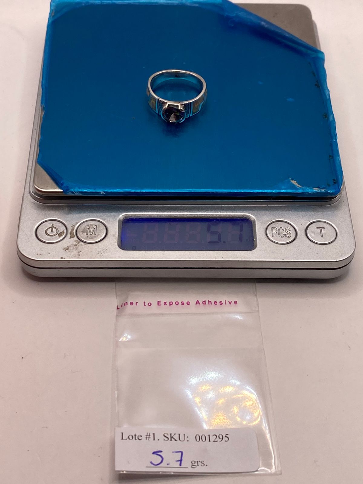 Anillo de Plata .950 con Ópalo de Fuego y Zirconia Multicolor Diseño Greca, peso en gramos (báscula)