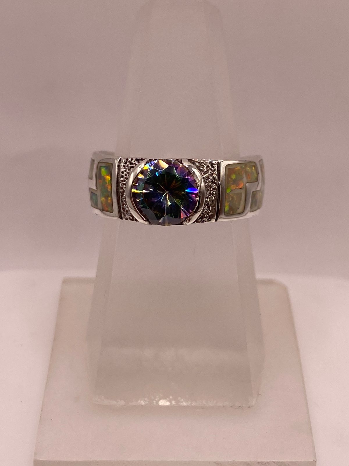 Anillo de Plata .950 con Ópalo de Fuego y Zirconia Multicolor Diseño Greca — ángulo diagonal