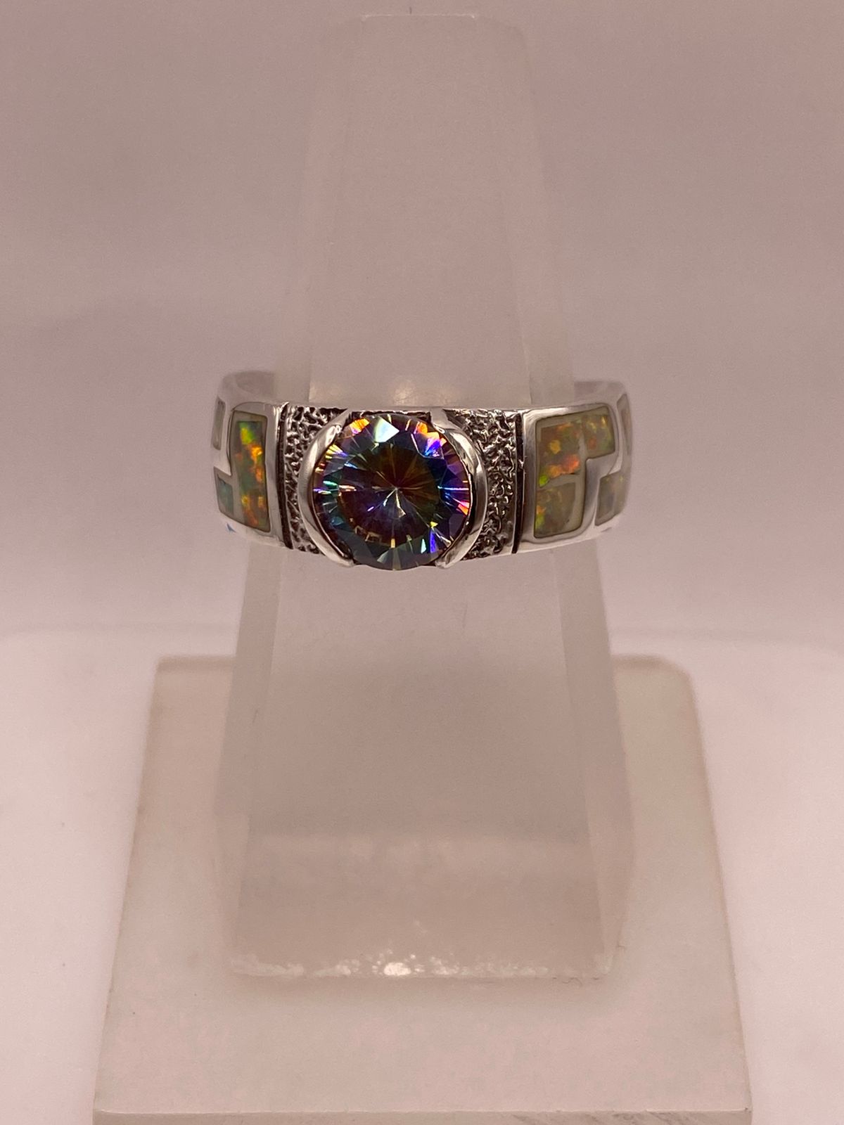 Anillo de Plata .950 con Ópalo de Fuego y Zirconia Multicolor Diseño Greca, vista lateral