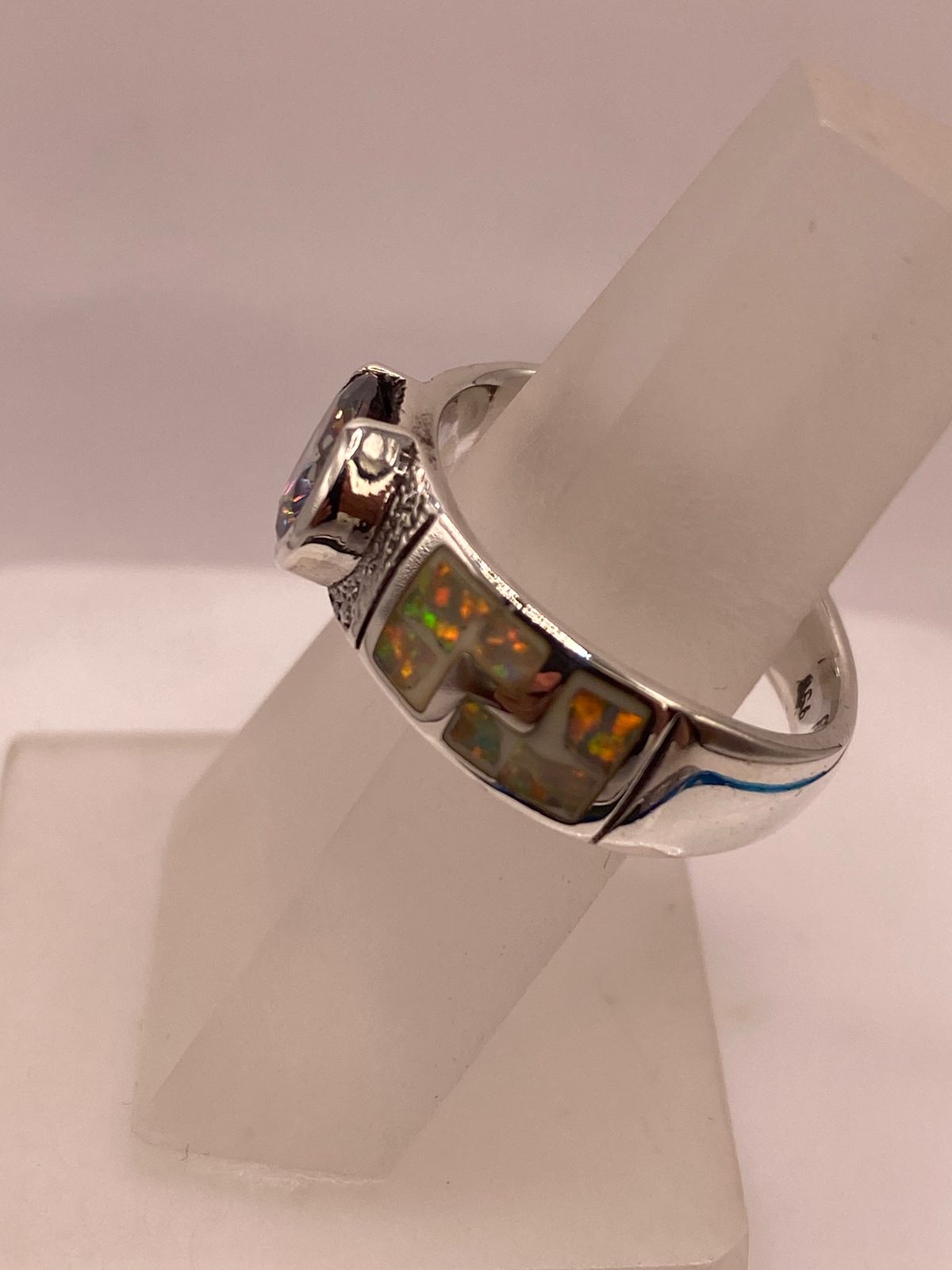 Anillo de Plata .950 con Ópalo de Fuego y Zirconia Multicolor Diseño Greca, vista de detalle