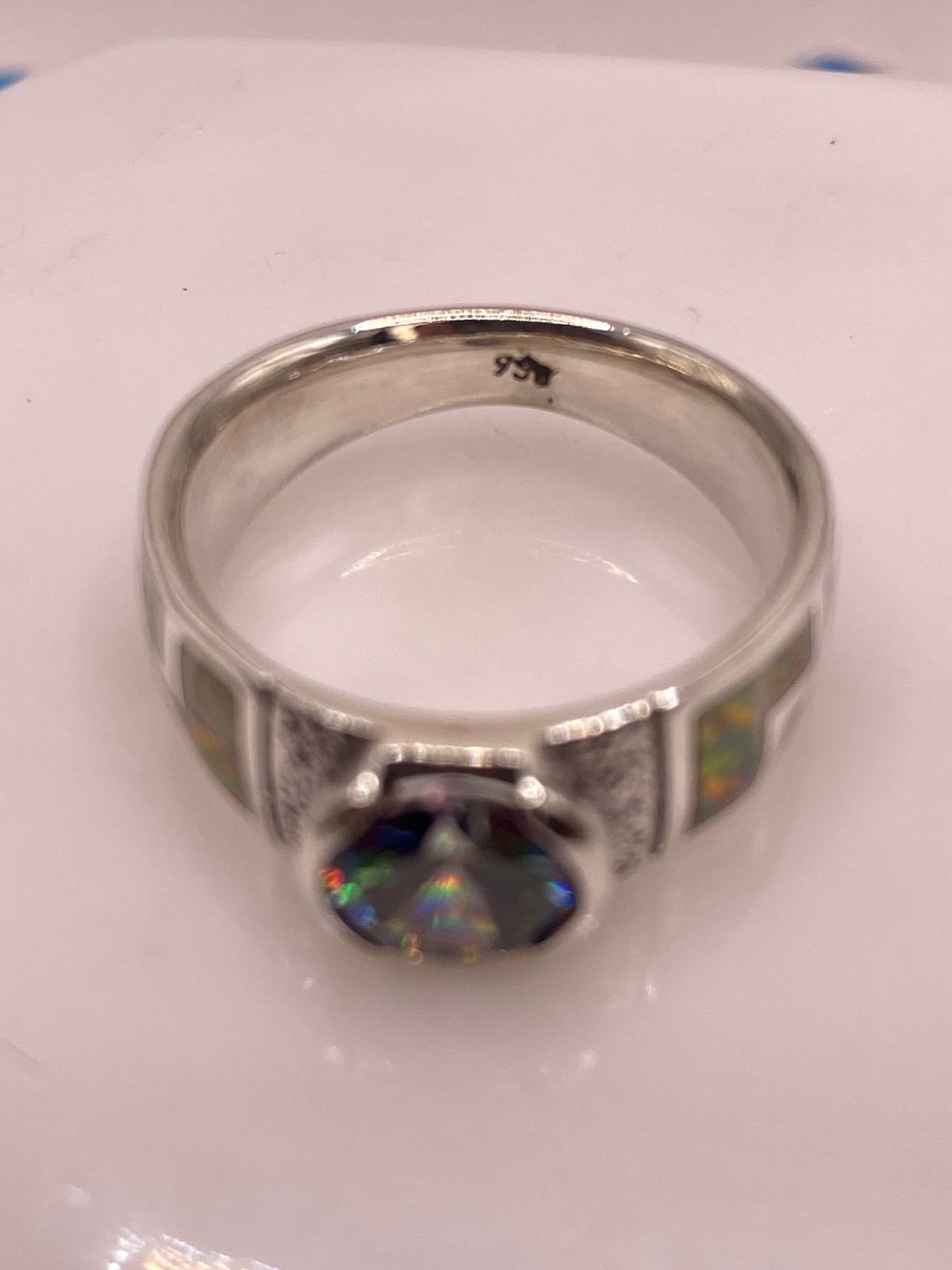 Anillo de Plata .950 con Ópalo de Fuego y Zirconia Multicolor Diseño Greca, sello de autenticidad Plata Ley .925