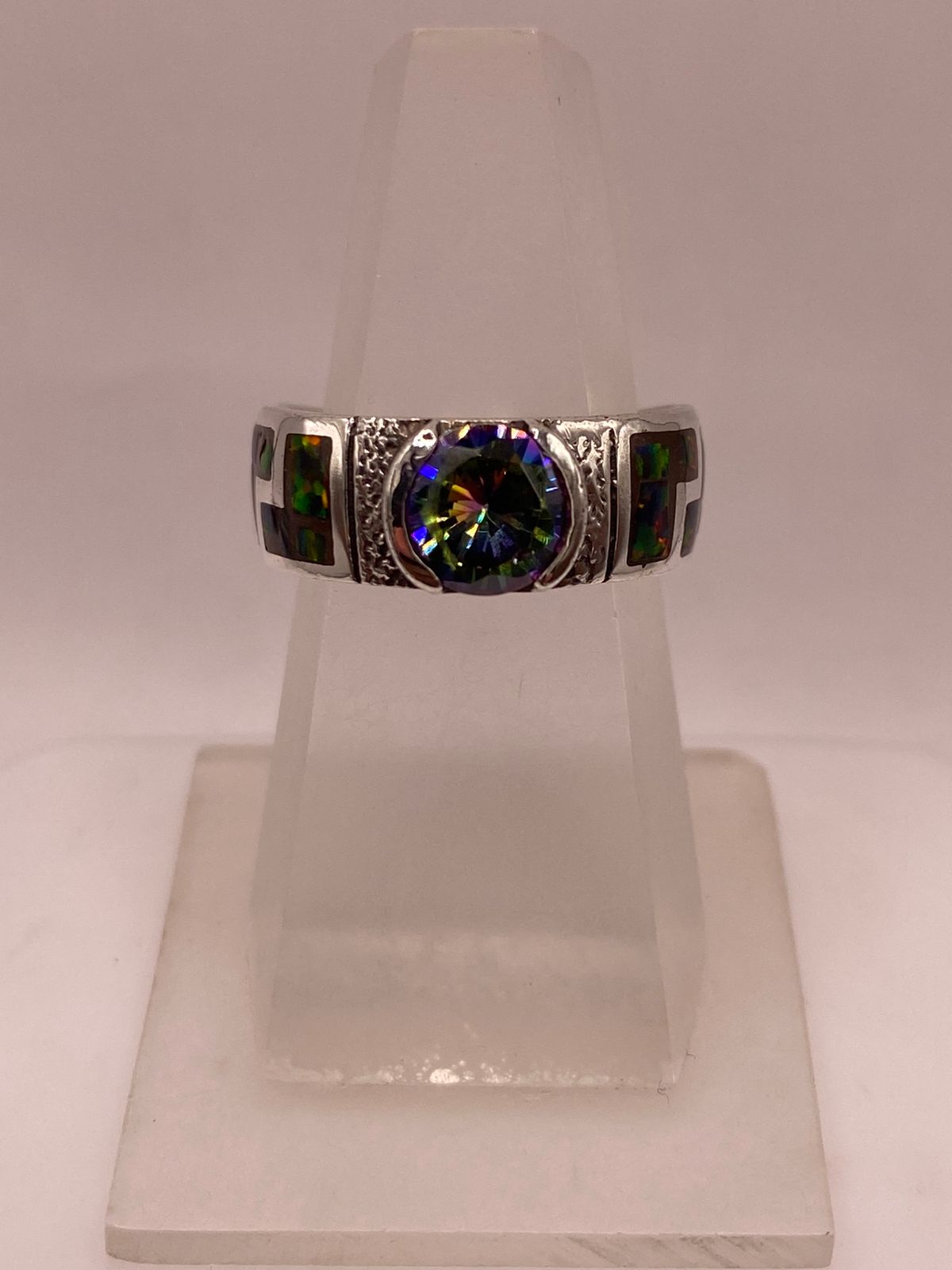 Anillo de Plata .950 con Ópalo de Fuego y Zirconia Multicolor Diseño Greca — ángulo diagonal