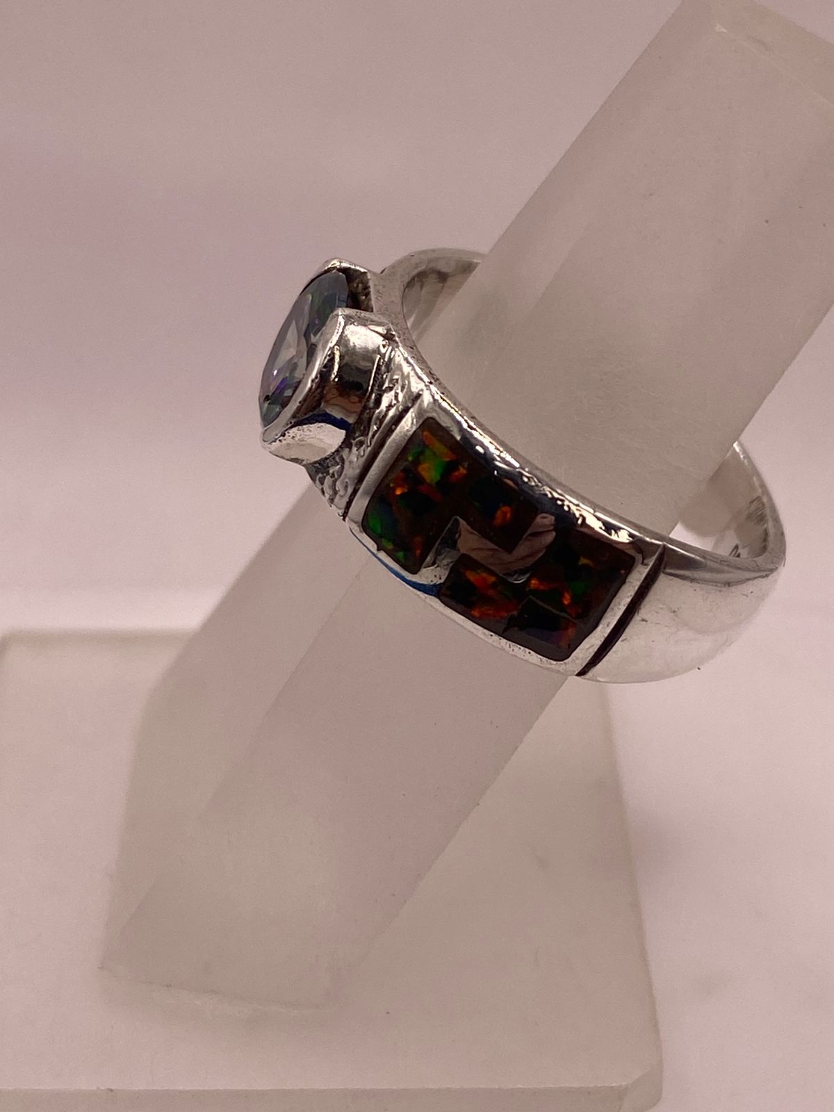 Anillo de Plata .950 con Ópalo de Fuego y Zirconia Multicolor Diseño Greca, vista lateral