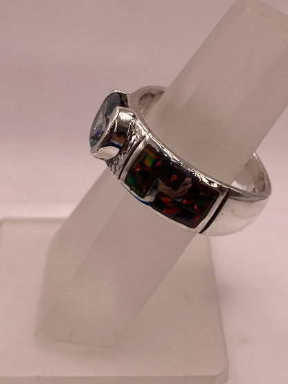 Anillo de Plata .950 con Ópalo de Fuego y Zirconia Multicolor Diseño Greca, vista lateral