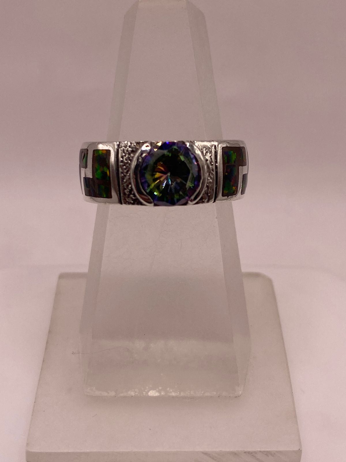 Anillo de Plata .950 con Ópalo de Fuego y Zirconia Multicolor Diseño Greca, vista de detalle