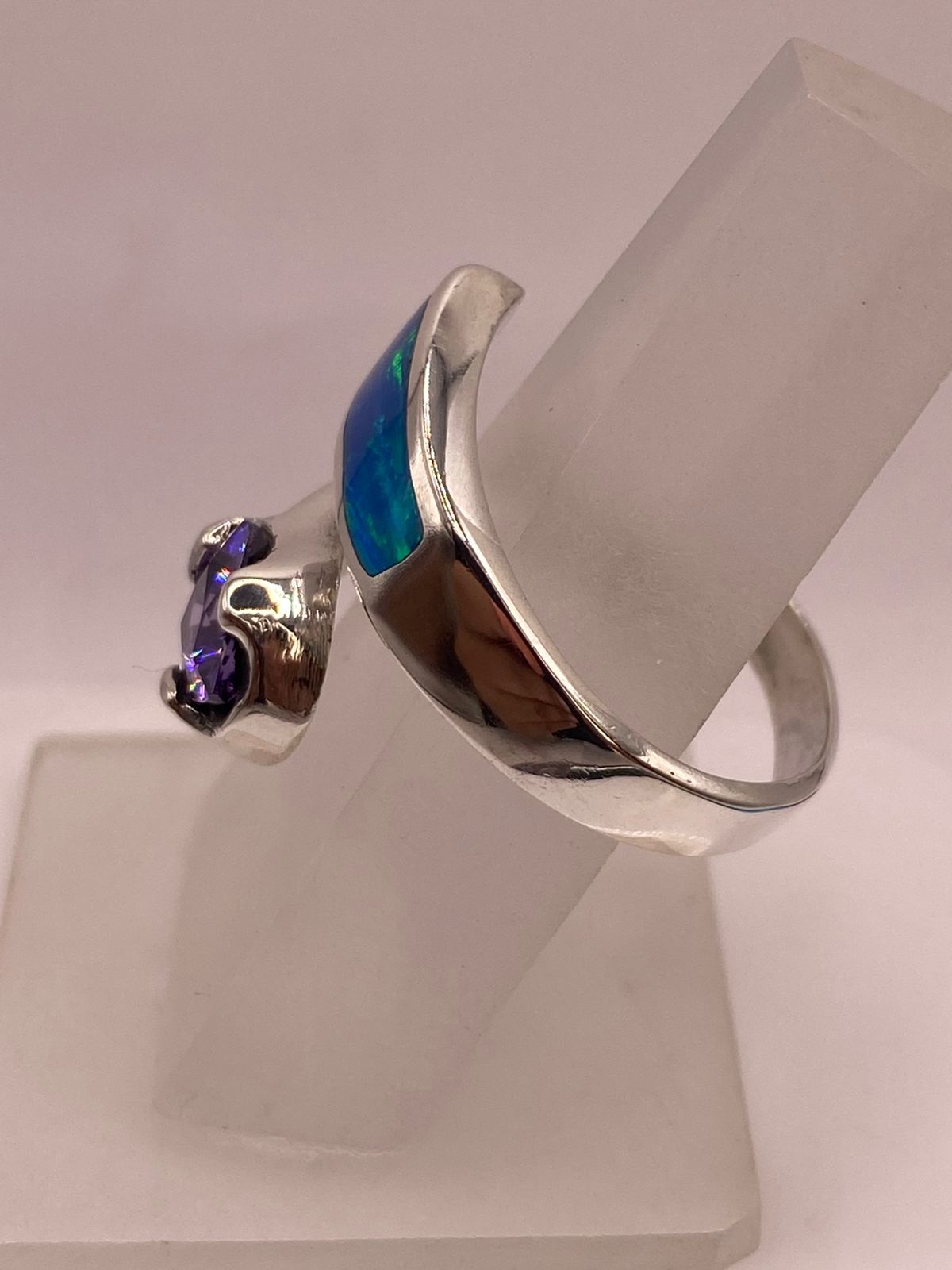 Anillo de Plata .950 con Zirconia Morada y Ópalo Diseño Abierto Moderno, vista de detalle