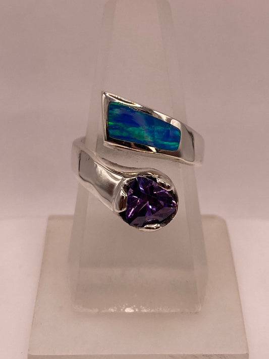 Anillo de Plata .950 con Zirconia Morada y Ópalo Diseño Abierto Moderno — ángulo diagonal