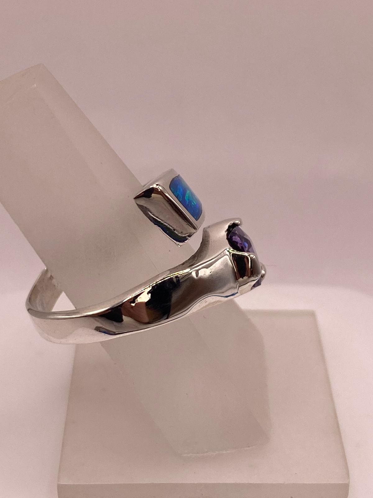 Anillo de Plata .950 con Zirconia Morada y Ópalo Diseño Abierto Moderno, sello de autenticidad Plata Ley .925