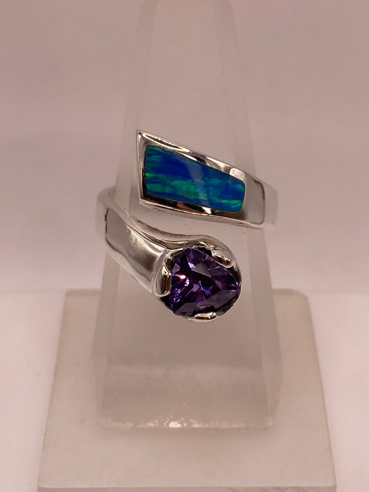 Anillo de Plata .950 con Zirconia Morada y Ópalo Diseño Abierto Moderno, vista lateral