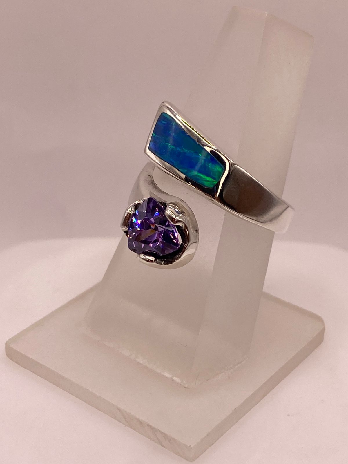 Anillo de Plata .950 con Zirconia Morada y Ópalo Diseño Abierto Moderno, vista frontal