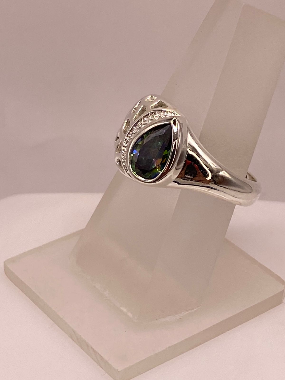Anillo de Plata 950 con Zirconia Verde Mística Corte Pera, vista frontal