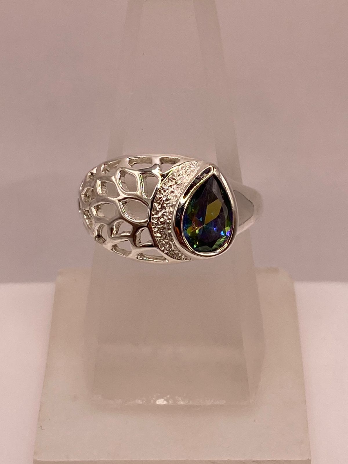 Anillo de Plata 950 con Zirconia Verde Mística Corte Pera — ángulo diagonal