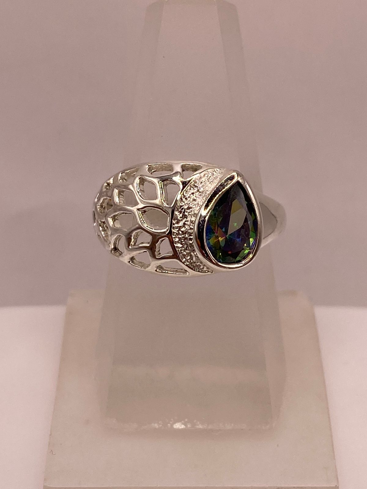 Anillo de Plata 950 con Zirconia Verde Mística Corte Pera, vista lateral