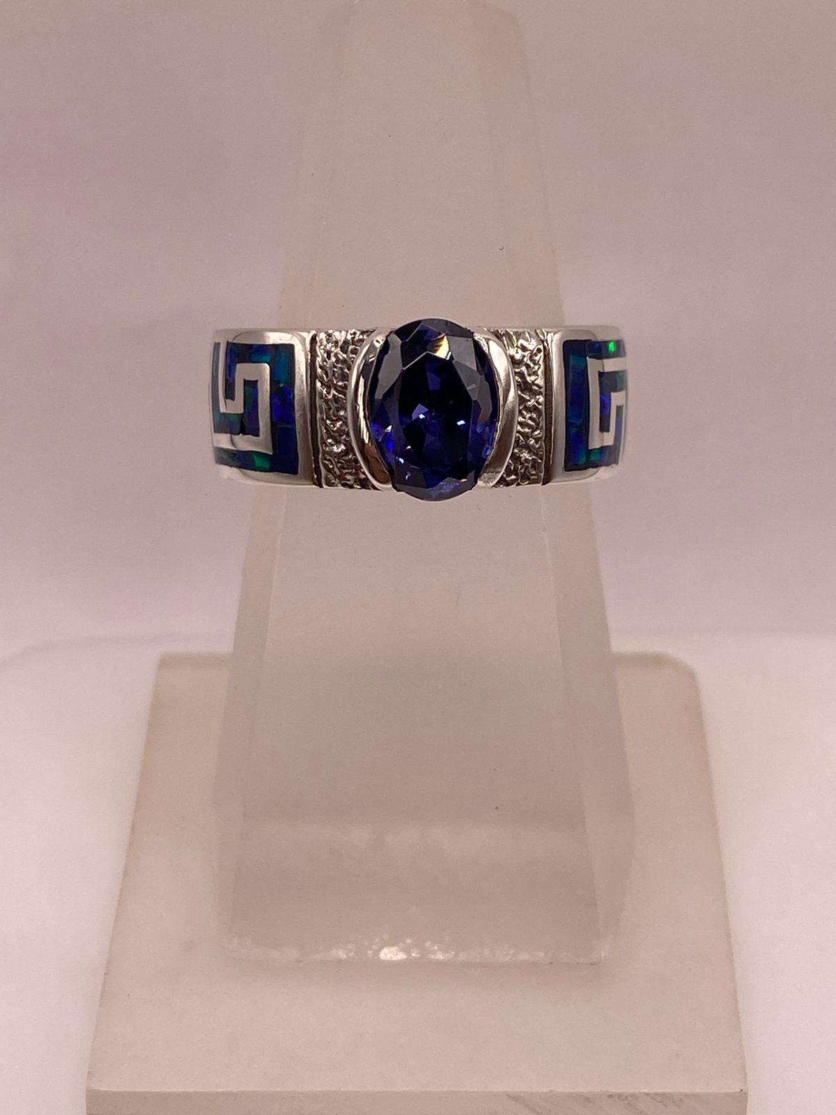 Anillo de Plata .950 con Ópalo de Fuego y Zirconia Azul – Diseño Greca — ángulo diagonal