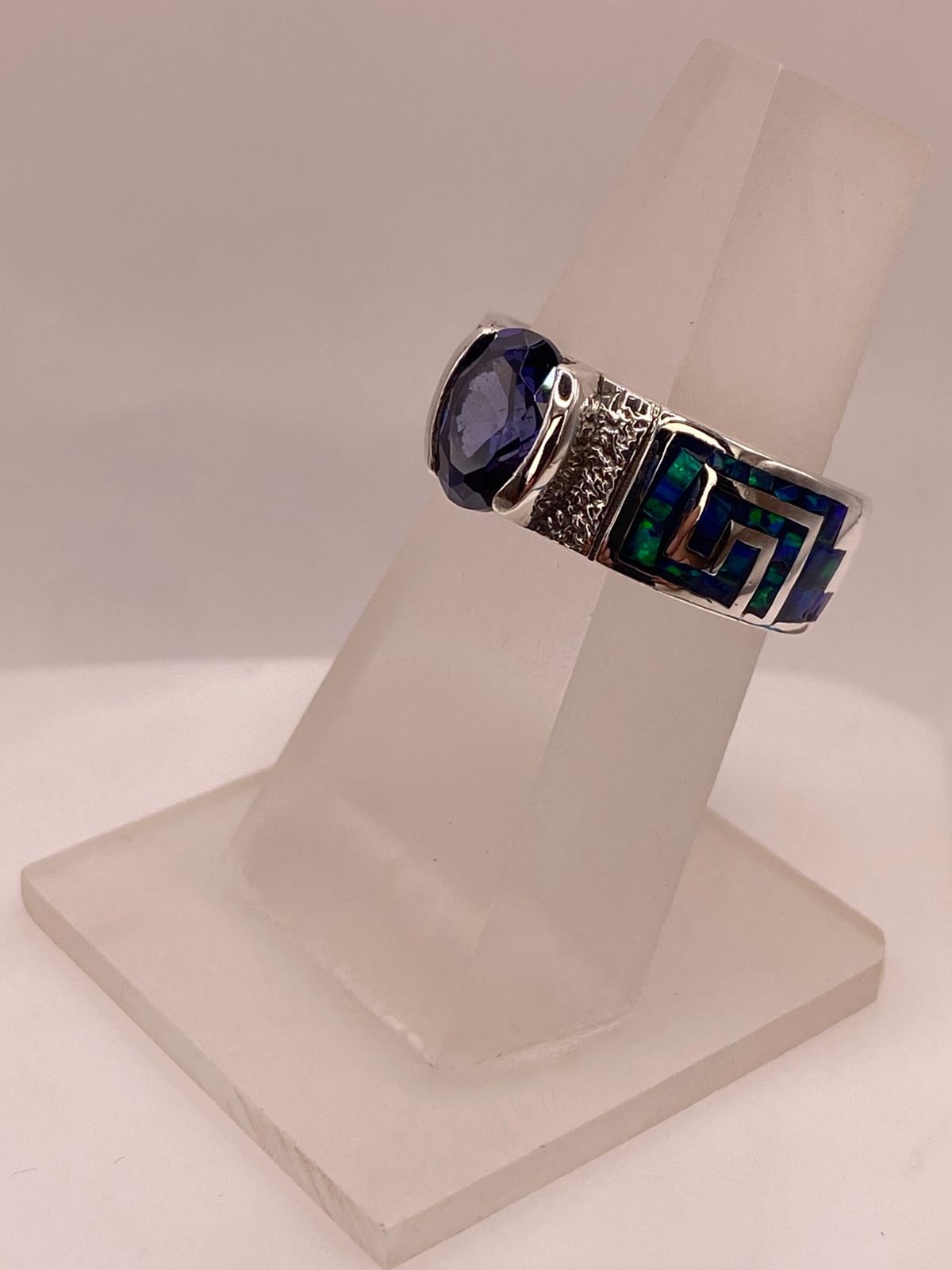 Anillo de Plata .950 con Ópalo de Fuego y Zirconia Azul – Diseño Greca, vista frontal