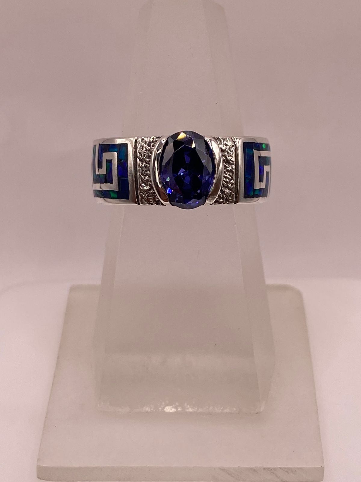 Anillo de Plata .950 con Ópalo de Fuego y Zirconia Azul – Diseño Greca, vista lateral