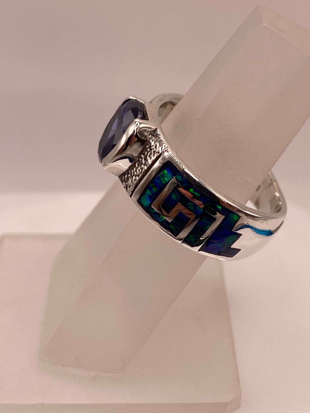 ANILLO DE PLATA .950 CON ÓPALO DE FUEGO Y ZIRCONIA AZUL – DISEÑO GRECA, vista de detalle