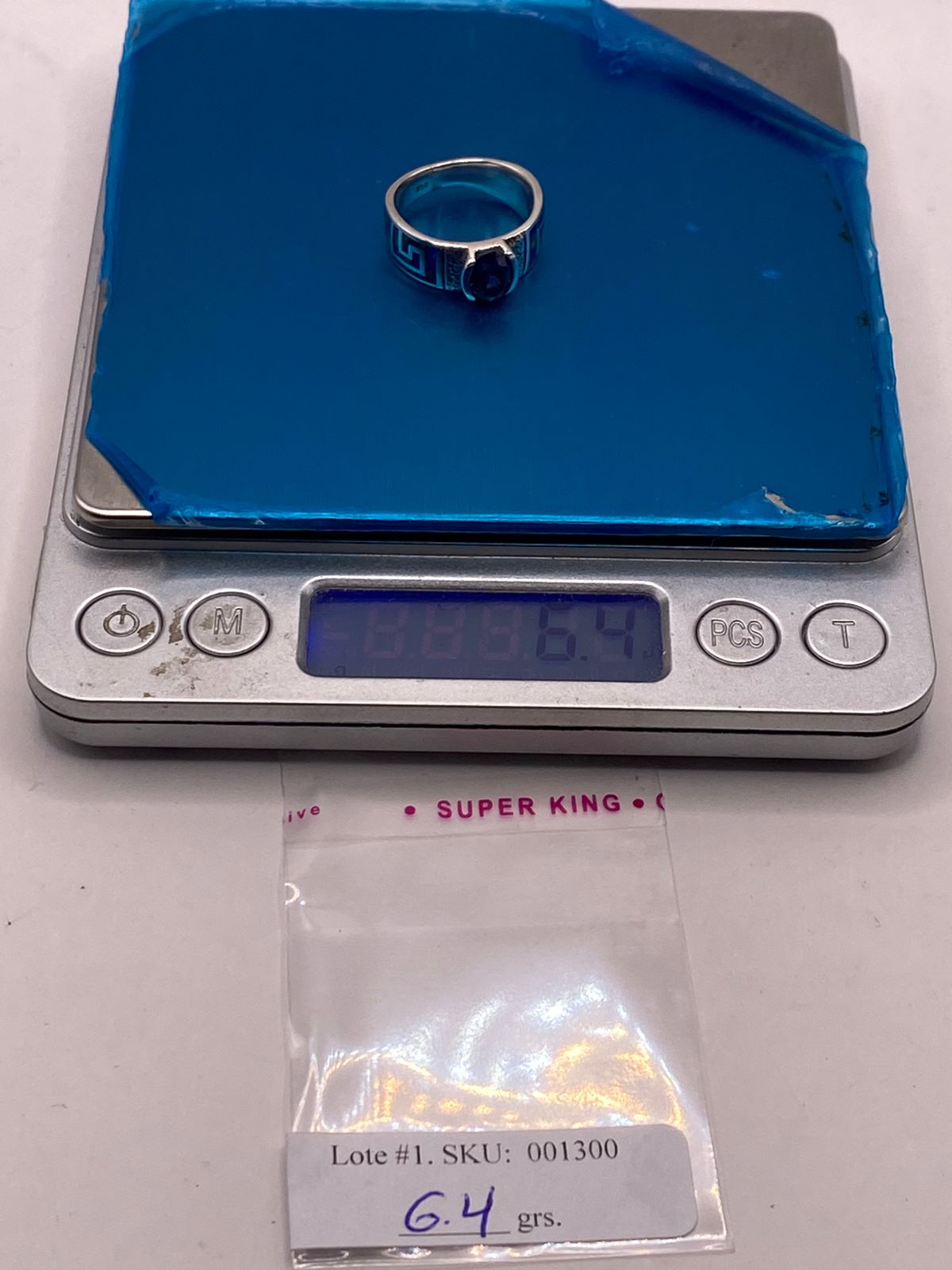 Anillo de Plata .950 con Ópalo de Fuego y Zirconia Azul – Diseño Greca, vista posterior