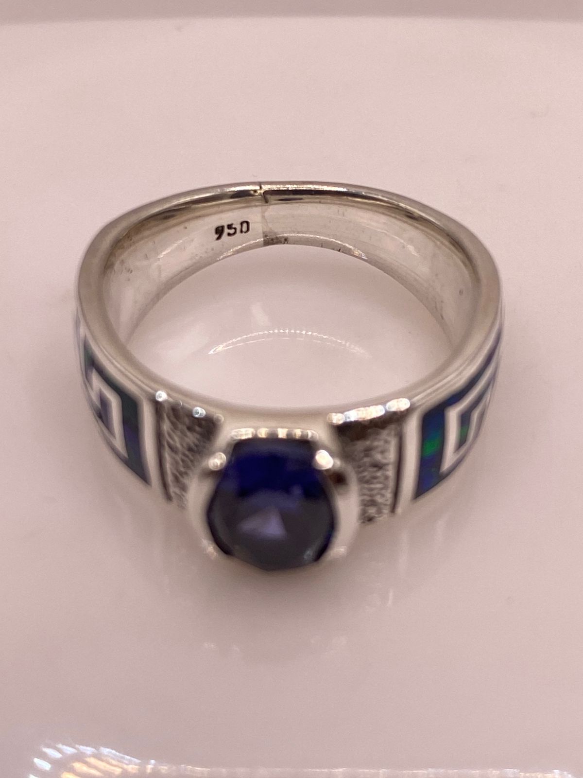 Anillo de Plata .950 con Ópalo de Fuego y Zirconia Azul – Diseño Greca, vista superior