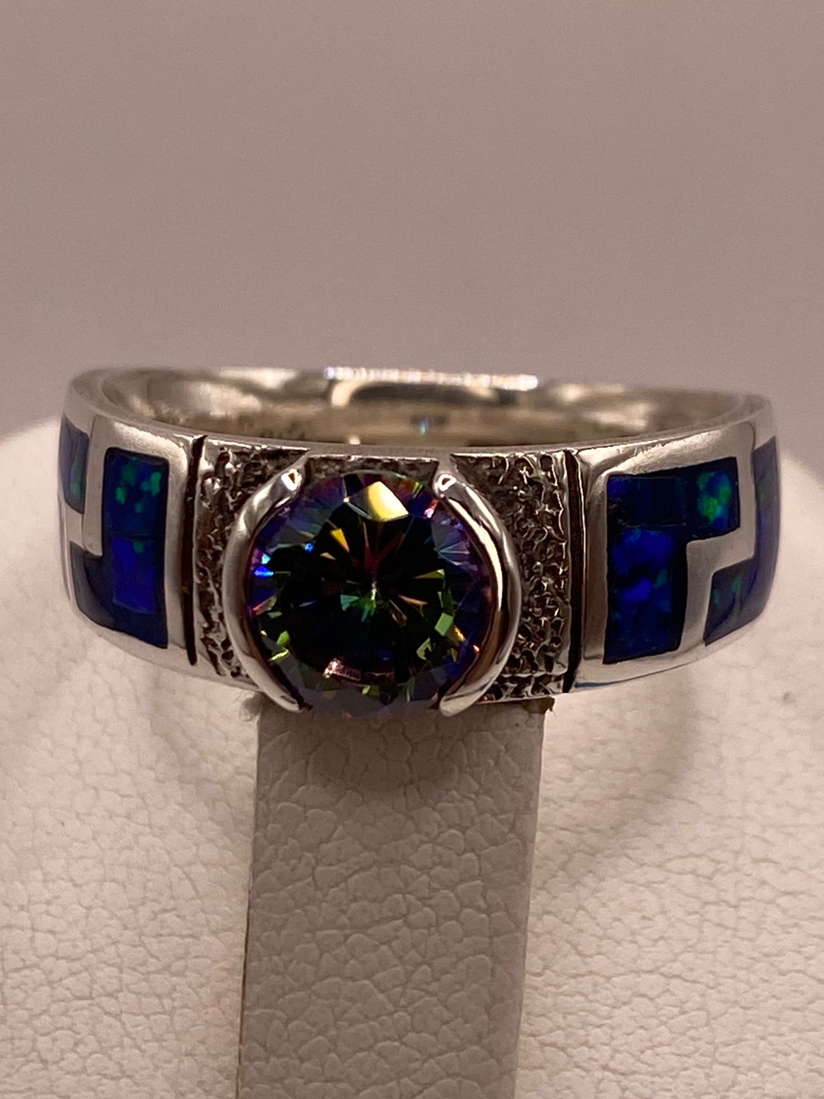Anillo de Plata .950 con Ópalo de Fuego y Zirconia Multicolor Diseño Greca, vista de detalle