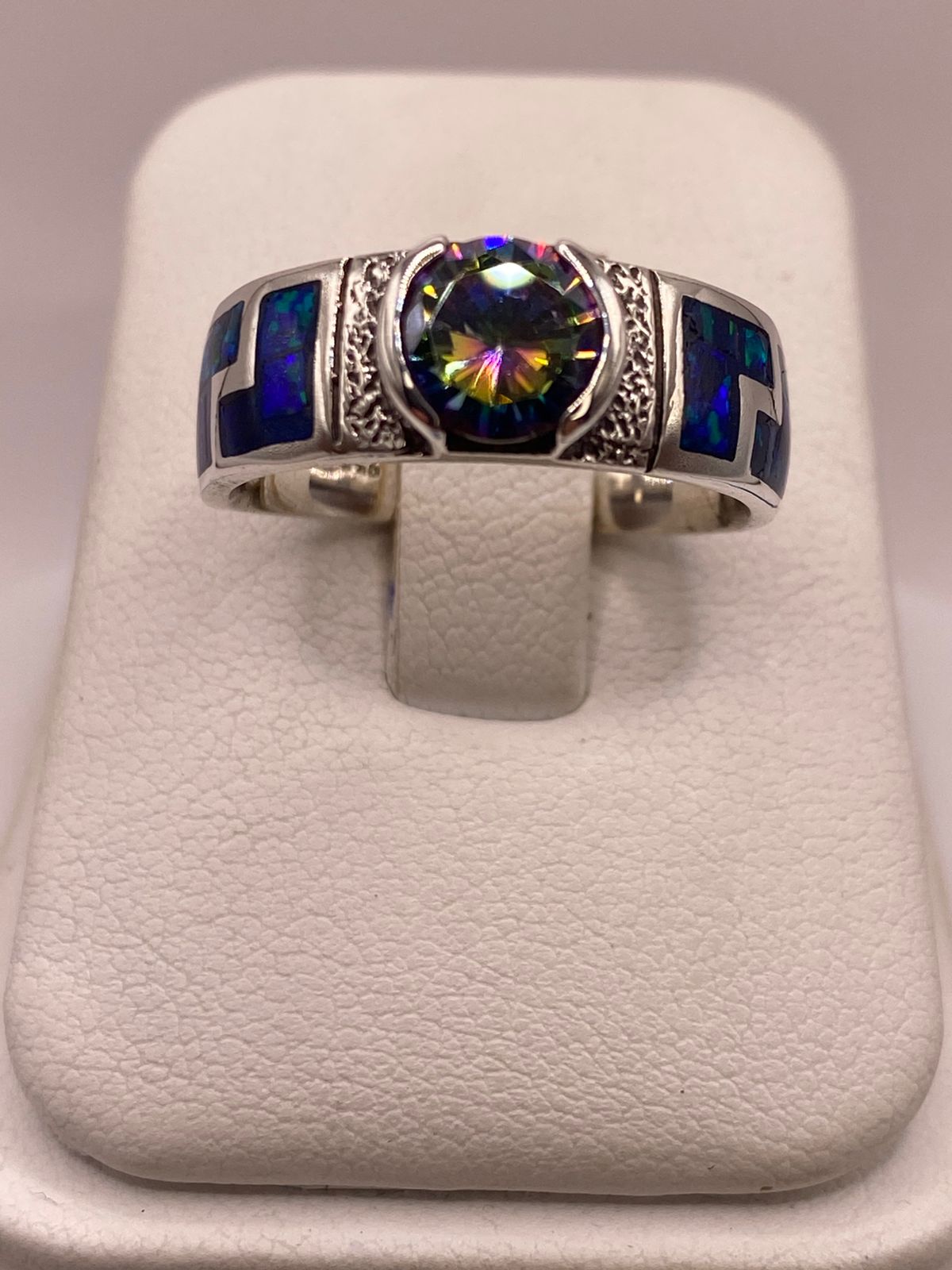 Anillo de Plata .950 con Ópalo de Fuego y Zirconia Multicolor Diseño Greca — ángulo diagonal