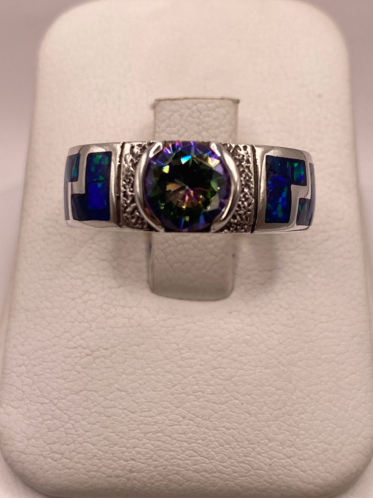 Anillo de Plata .950 con Ópalo de Fuego y Zirconia Multicolor Diseño Greca, vista lateral