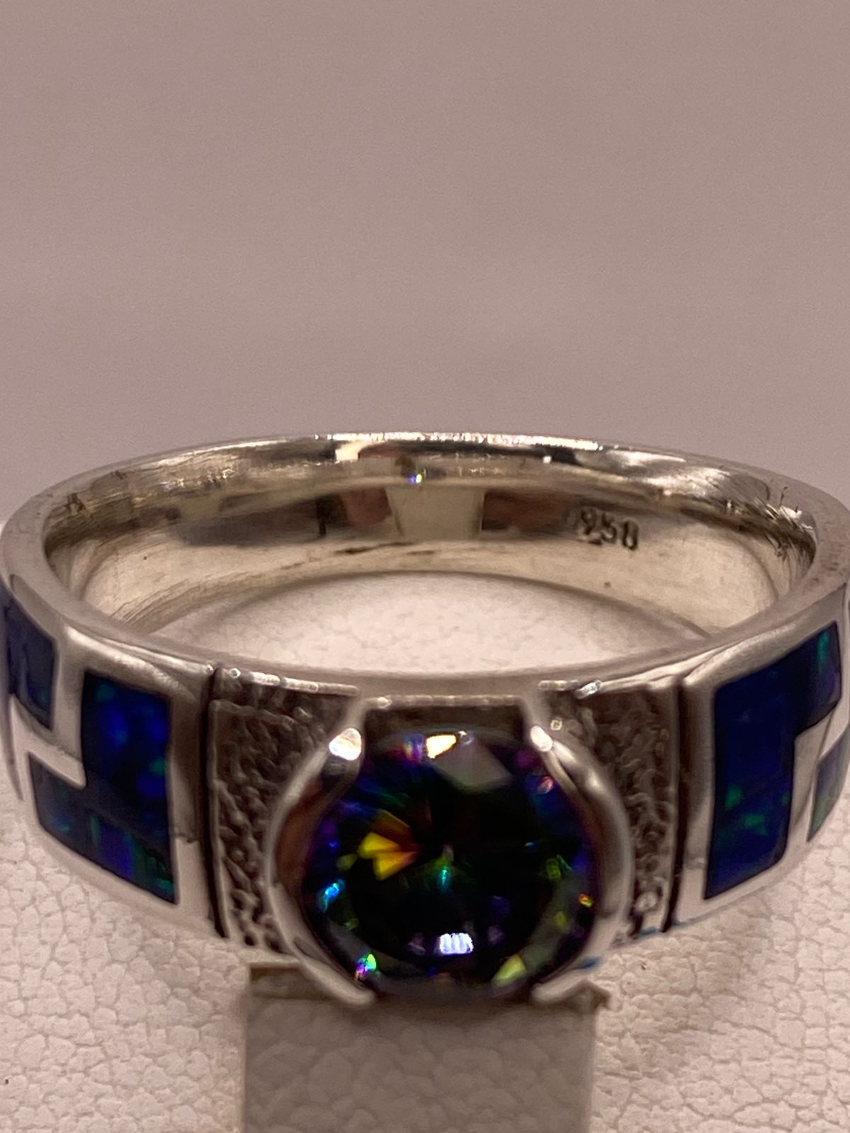 Anillo de Plata .950 con Ópalo de Fuego y Zirconia Multicolor Diseño Greca, sello de autenticidad Plata Ley .925