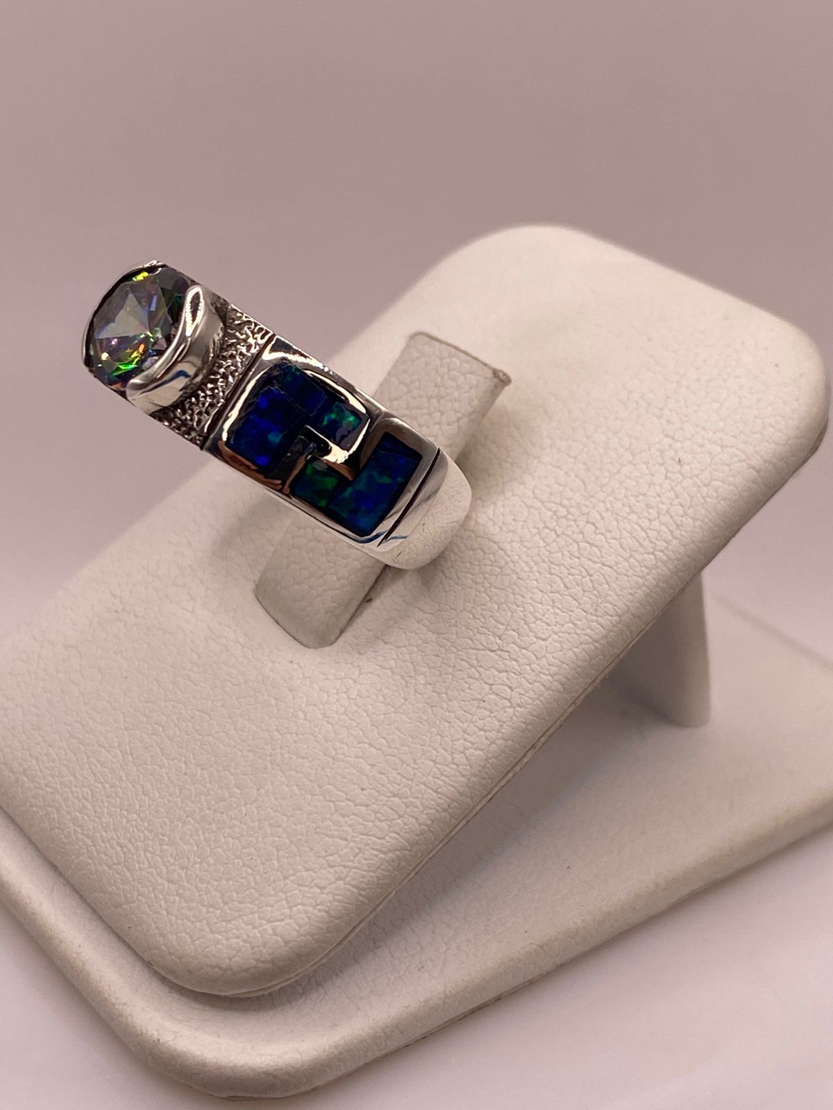 Anillo de Plata .950 con Ópalo de Fuego y Zirconia Multicolor Diseño Greca, vista frontal