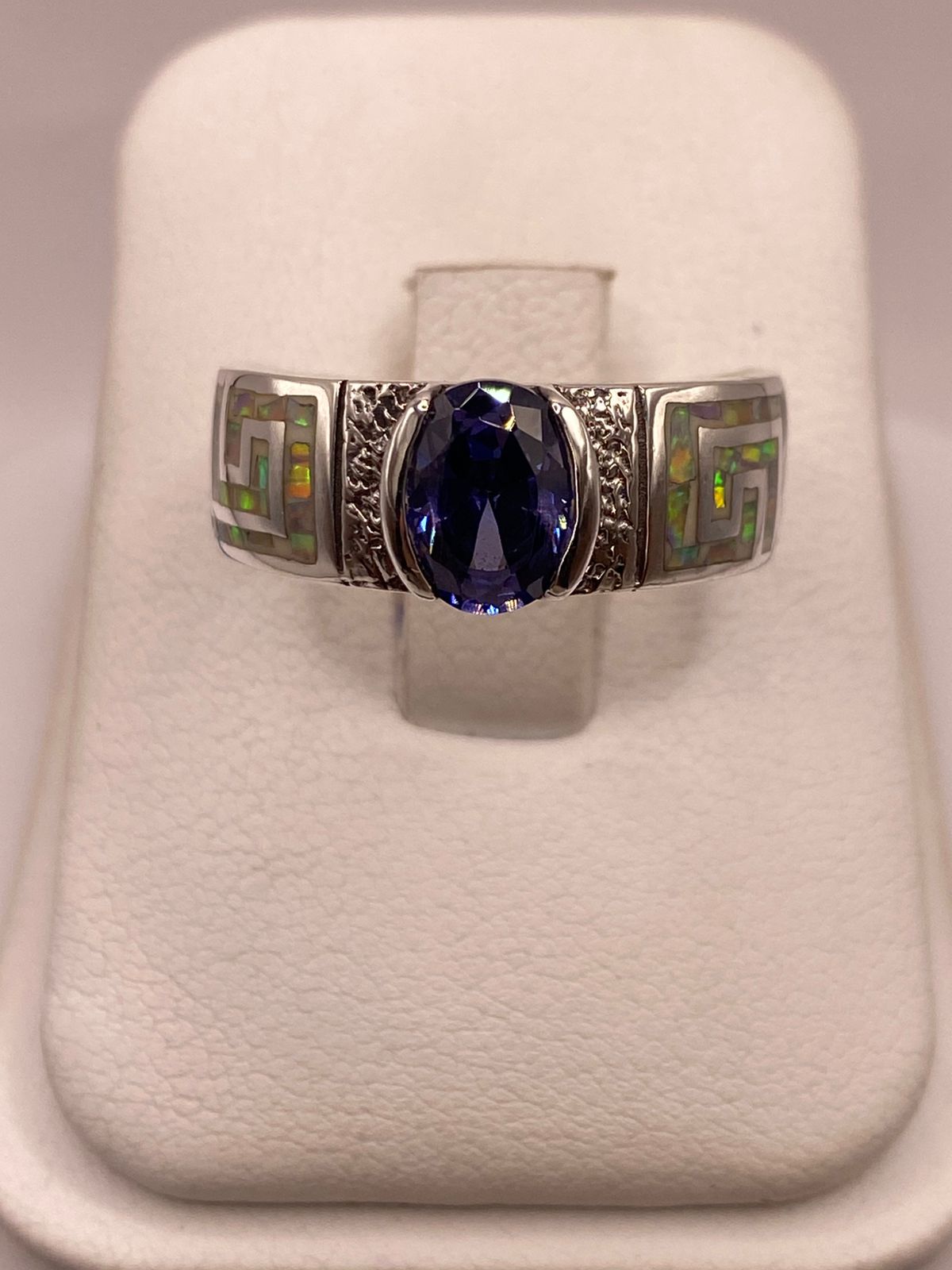 Anillo de Plata .950 con Ópalo de Fuego y Zirconia Azul – Diseño Greca, vista lateral