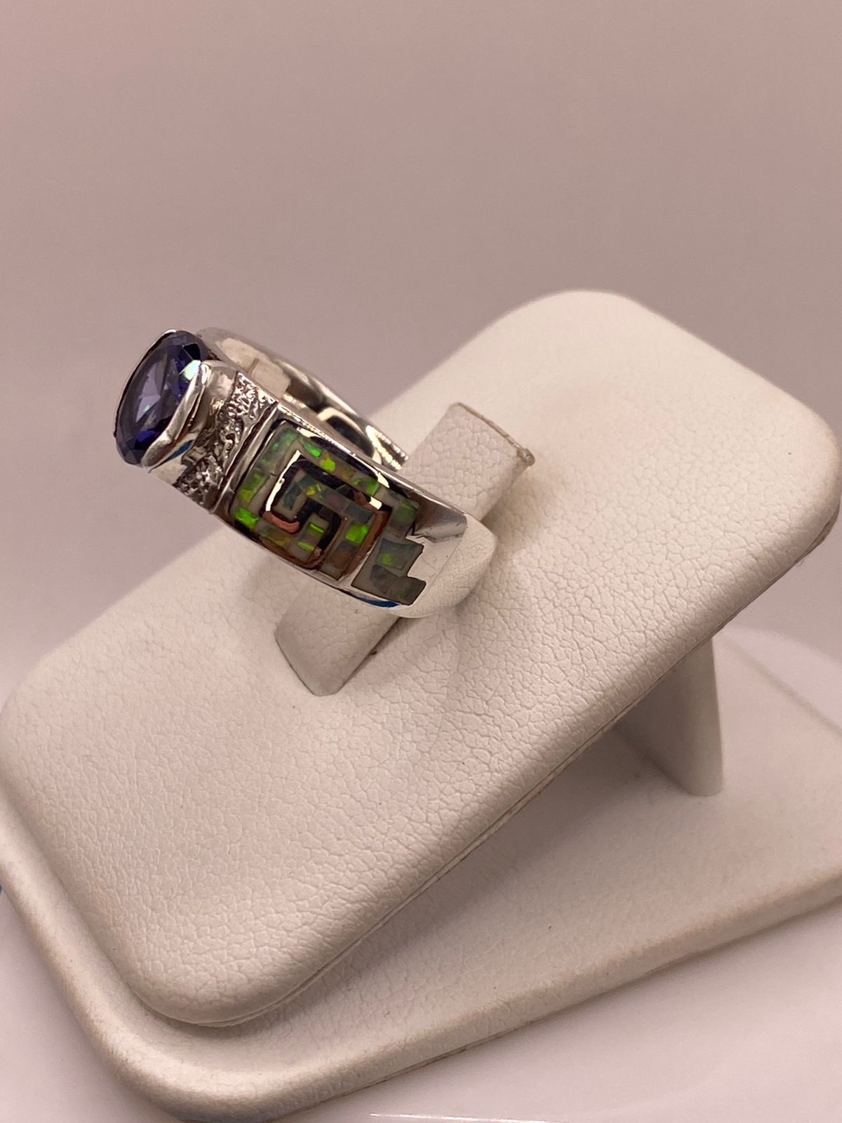 Anillo de Plata .950 con Ópalo de Fuego y Zirconia Azul – Diseño Greca, vista frontal