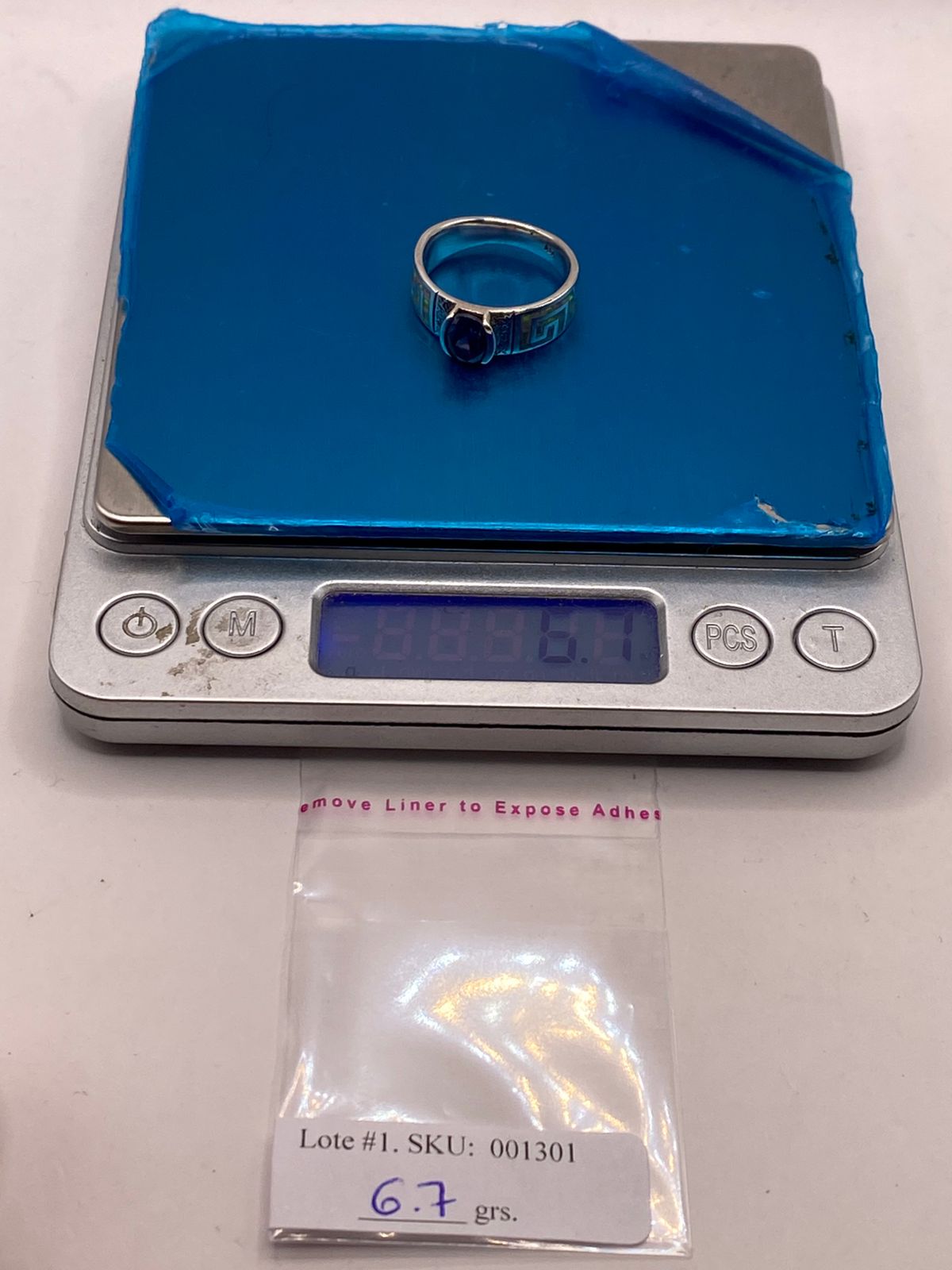 Anillo de Plata .950 con Ópalo de Fuego y Zirconia Azul – Diseño Greca, peso en gramos (báscula)