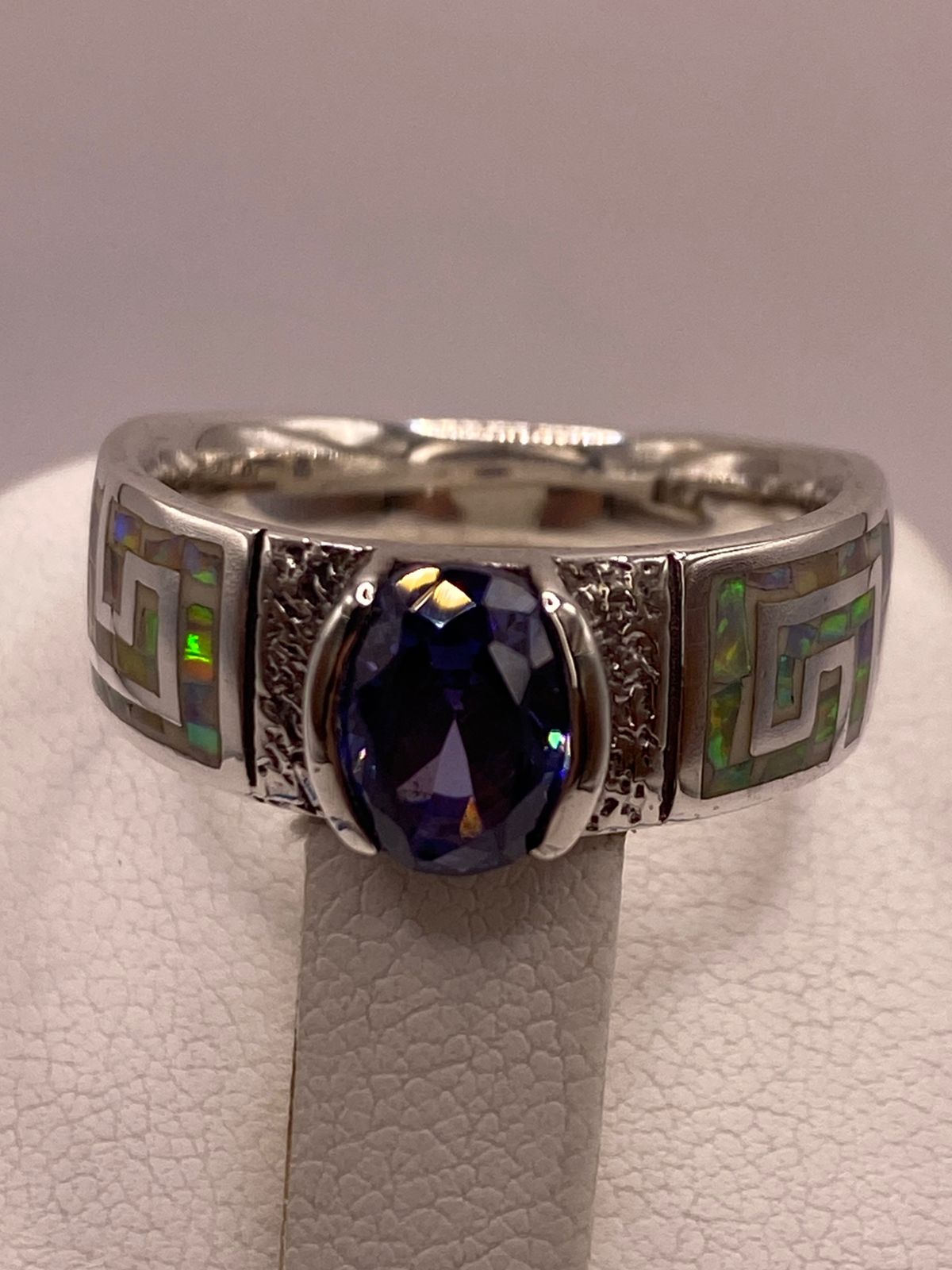 Anillo de Plata .950 con Ópalo de Fuego y Zirconia Azul – Diseño Greca, vista de detalle