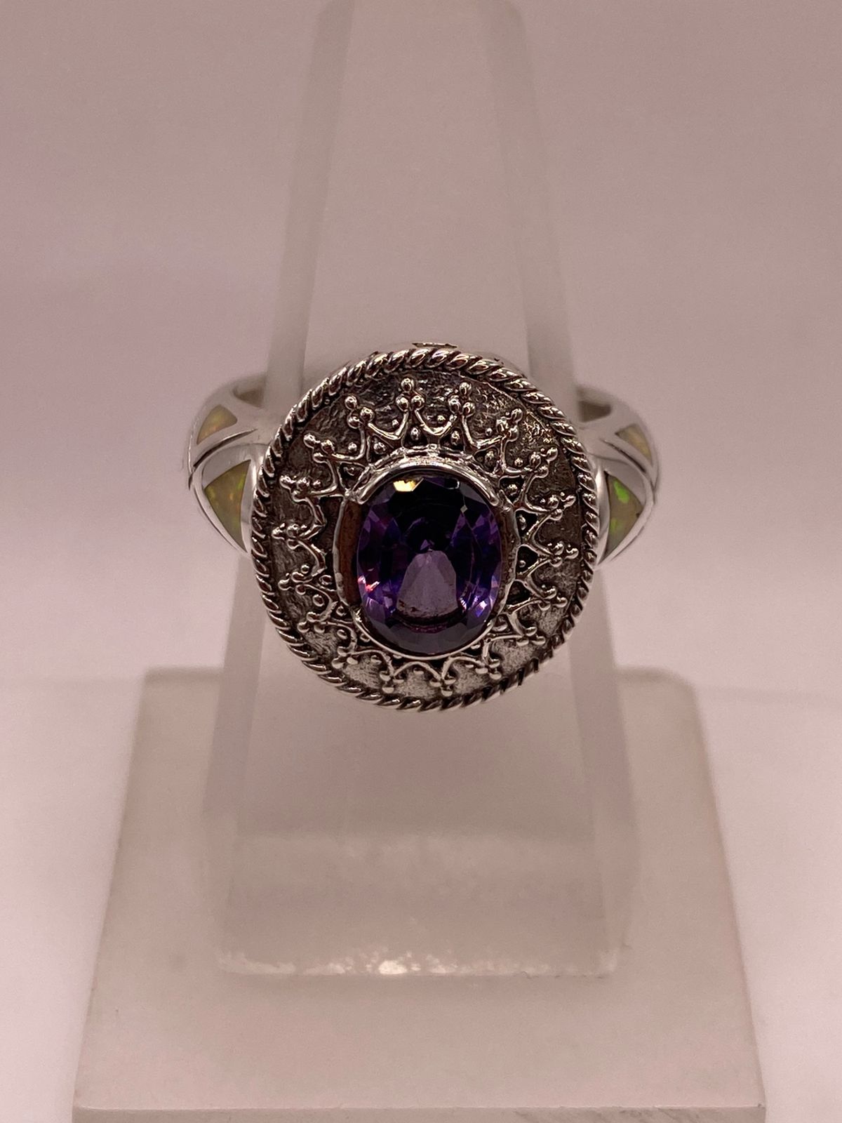 Anillo de Plata .950 con Zirconia Violeta y Ópalo de Fuego Diseño Real — ángulo diagonal