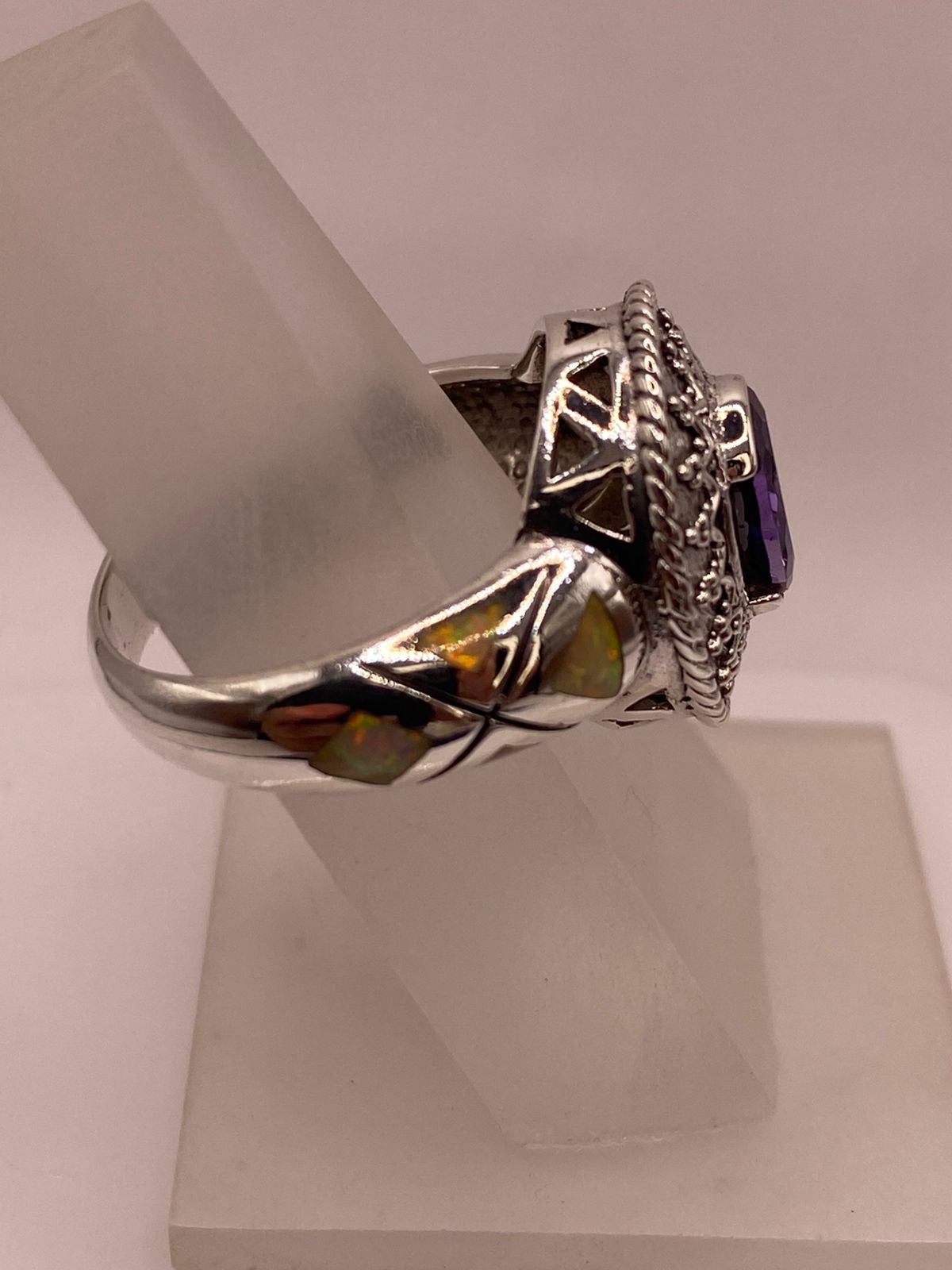 Anillo de Plata .950 con Zirconia Violeta y Ópalo de Fuego Diseño Real, vista de detalle