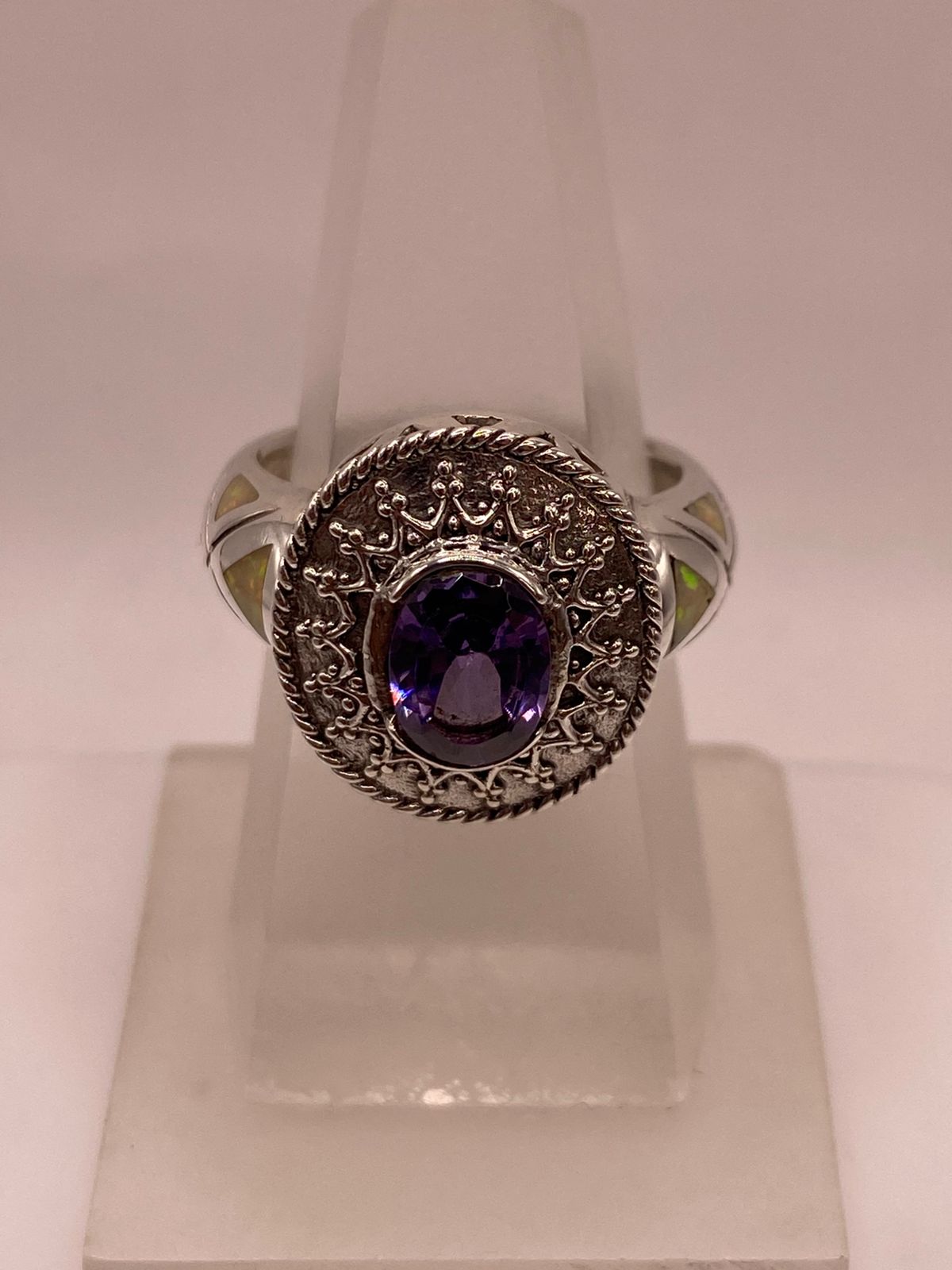 Anillo de Plata .950 con Zirconia Violeta y Ópalo de Fuego Diseño Real, vista lateral