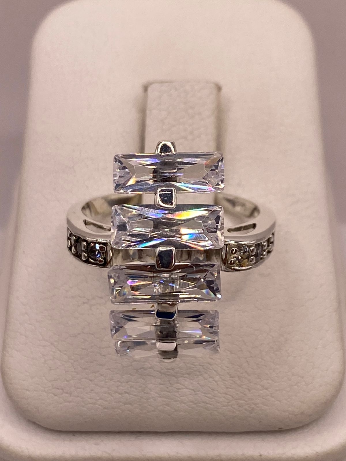 Anillo de Plata Ley 925 con Zirconias Blancas Rectangulares — ángulo diagonal