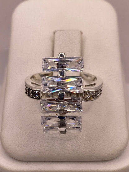 Anillo de Plata Ley 925 con Zirconias Blancas Rectangulares — ángulo diagonal