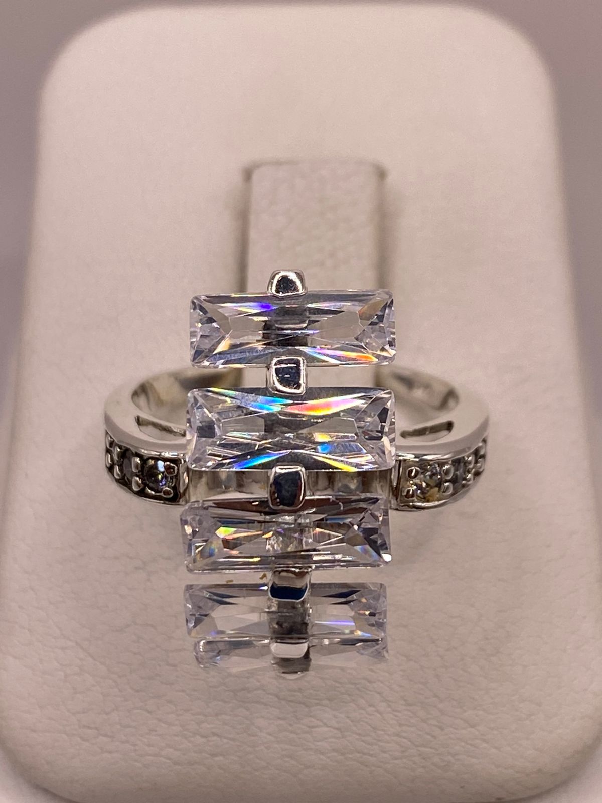 Anillo de Plata Ley 925 con Zirconias Blancas Rectangulares, vista de detalle