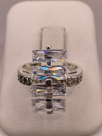 Anillo de Plata Ley 925 con Zirconias Blancas Rectangulares, vista de detalle