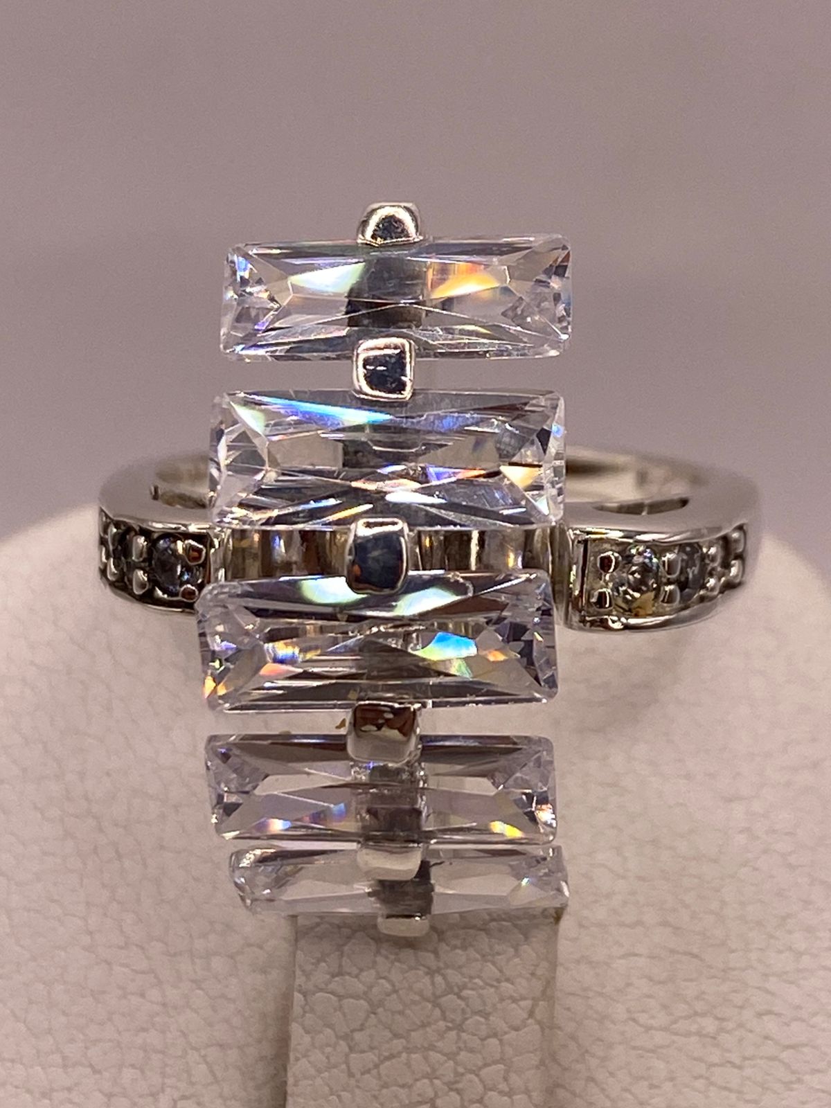 Anillo de Plata Ley 925 con Zirconias Blancas Rectangulares, vista lateral
